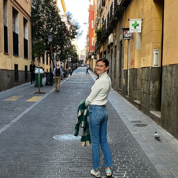 Meet your Posher, Sofia - Picture 1 of 1